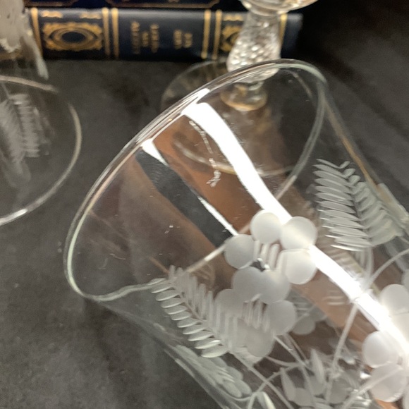 Stunning set of 4 floral and fern etched glass wine / water goblets - Picture 11 of 11